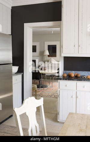 Blick von der Küche mit weißen montierten Einheiten in Esszimmer Stockfoto