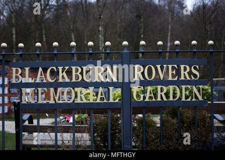 Die Blackburn Rovers Memorial Garden, dargestellt, bevor die Blackburn Rovers Shrewsbury Town in einer Sky Bet Liga eine Befestigung bei Ewood Park gespielt. Beide Teams waren in den ersten drei in der Division zu Beginn des Spiels. Blackburn gewann das Match mit 3 zu 1, durch eine Masse von 13.579 beobachtet. Stockfoto