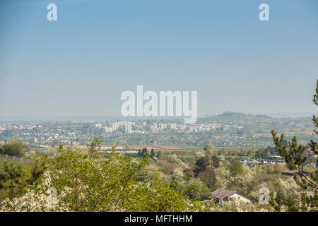 Urbane Aussicht hinunter ins Tal Stockfoto