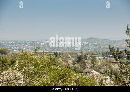 Urbane Aussicht hinunter ins Tal Stockfoto