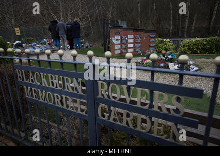 Eine Familie begraben Asche in der Blackburn Rovers Memorial Garden, bevor die Blackburn Rovers Shrewsbury Town in einer Sky Bet Liga eine Befestigung bei Ewood Park gespielt. Beide Teams waren in den ersten drei in der Division zu Beginn des Spiels. Blackburn gewann das Match mit 3 zu 1, durch eine Masse von 13.579 beobachtet. Stockfoto