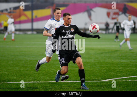 MINSK, Weißrussland - 31. MÄRZ 2018: Fußball-Spieler kämpft für Kugel während der BELARUSSISCHE Premier League Fußballspiel zwischen FC Dynamo Minsk und FC-Tor Stockfoto