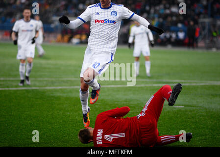 MINSK, Weißrussland - 31. MÄRZ 2018: Fußball-Spieler kämpft für Kugel während der BELARUSSISCHE Premier League Fußballspiel zwischen FC Dynamo Minsk und an der FC FC Torpedo Minsk Stadion. Stockfoto