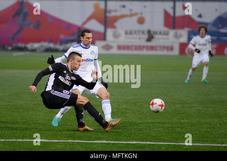 MINSK, Weißrussland - 31. MÄRZ 2018: Fußball-Spieler kämpft für Kugel während der BELARUSSISCHE Premier League Fußballspiel zwischen FC Dynamo Minsk und an der FC FC Torpedo Minsk Stadion. Stockfoto