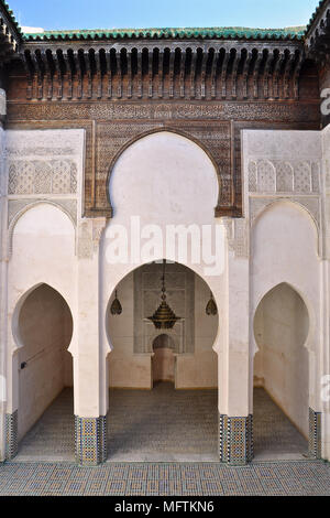 Innenhof des Cherratin medersa in der alten Medina von Fes (Fes, Marokko). Stockfoto