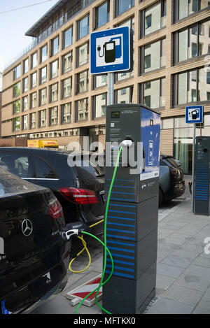 München, Germany-April 26,2018: E-Car Ladestation aufladen eines Mercedes-Benz Pkw Stockfoto