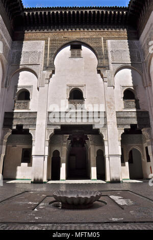 Innenhof mit Waschung Brunnen der Cherratin medersa in der alten Medina von Fes (Fes, Marokko). Stockfoto