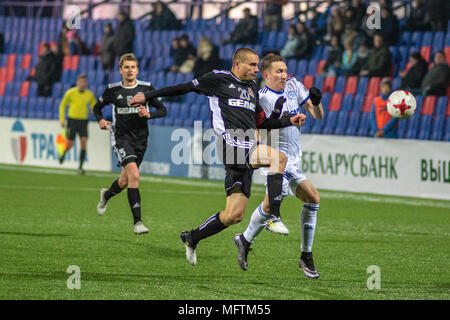 MINSK, Weißrussland - 31. MÄRZ 2018: Fußball-Spieler kämpft für Kugel während der BELARUSSISCHE Premier League Fußballspiel zwischen FC Dynamo Minsk und an der FC FC Torpedo Minsk Stadion. Stockfoto