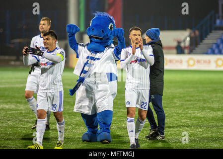 MINSK, Weißrussland - 31. MÄRZ 2018: Fußball-Spieler und Maskottchen Ziel Feiern während der BELARUSSISCHE Premier League Fußballspiel zwischen FC Dynamo Minsk und an der FC FC Torpedo Minsk Stadion. Stockfoto