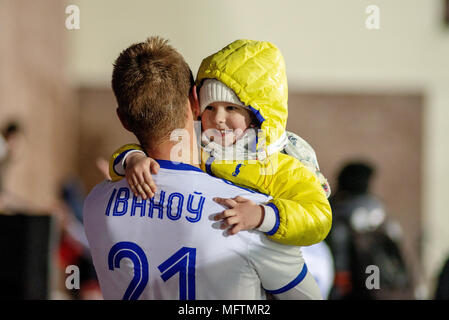 MINSK, Weißrussland - 31. MÄRZ 2018: Fußball-Spieler mit Kid feiern gewinnen, nachdem die Belarussische Premier League Fußballspiel zwischen FC Dynamo Minsk und an der FC FC Torpedo Minsk Stadion. Stockfoto