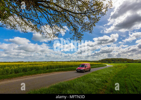 Royal Mail postman in seinem roten Post van der Post in die Landschaft. Suffolk, Großbritannien. Stockfoto