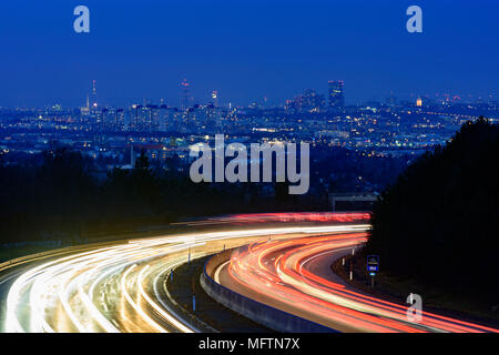 Bruck an der Großglocknerstraße: Autobahn A21, Auto leichte Wanderwege, mit Blick nach Wien in Österreich, Steiermark, Niederösterreich, Wienerwald, Wienerwald Stockfoto