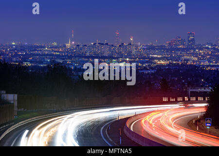 Bruck an der Großglocknerstraße: Autobahn A21, Auto leichte Wanderwege, mit Blick nach Wien in Österreich, Steiermark, Niederösterreich, Wienerwald, Wienerwald Stockfoto