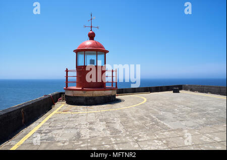 Roten Leuchtturm Lampe Zimmer auf blauen Himmel und Meer Hintergrund in Nazare, Portugal Stockfoto