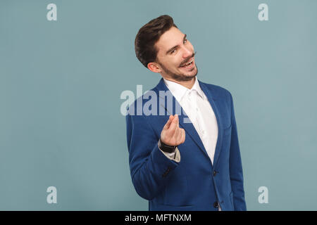 Mir Geld geben. Foxy Geschäftsmann toothy Lächeln. Business Personen Konzept, reich und der Erfolg. Innen-, Studio shot auf hellblauem Hintergrund Stockfoto