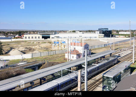 Deutsch-Wagram: Bahnhof und Glock Waffen Hersteller Headquarters (hinter) in Österreich, Steiermark, Niederösterreich, Donau Stockfoto