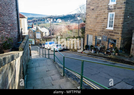 Shop vorne und Straße in Robin Hood's Bay, North Yorkshire, England, Großbritannien Stockfoto