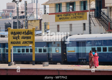 Madurai, Indien - 10. März 2018: Passagiere geduldig warten auf die Ankunft der Zug am Hauptbahnhof Stockfoto