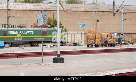 Madurai, Indien - 10. März 2018: Eisenbahner cargo handling bei Madurai Junction Station in Tamil Nadu Stockfoto