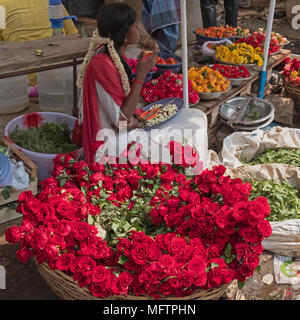 Madurai, Indien - 11. März 2018: Rosen und anderen Blumen für den Verkauf in den Blumenmarkt am Rande der Stadt Stockfoto