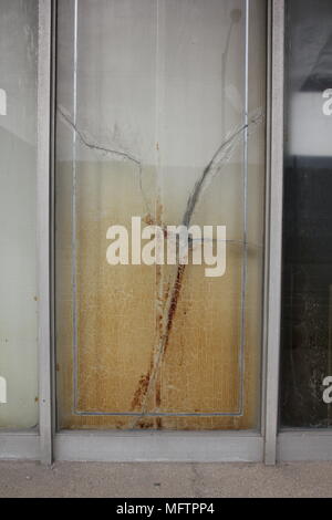 Vintage gebrochene Fenster mit einem vergilbten Riss läuft durch. Stockfoto