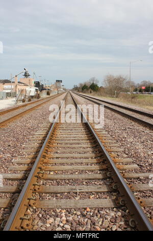 Chicago Metra Zug schienen in einem abgelegenen Gebiet im Nordwesten. Stockfoto