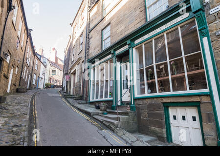 Shop vorne und Straße in Robin Hood's Bay, North Yorkshire, England, Großbritannien Stockfoto