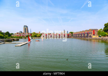 Panorama der Shadwell Becken, Teil der Londoner Docks, der Platz für Aktivitäten im Sommer Stockfoto