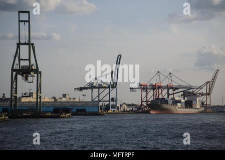 Ein Blick auf den Red Hook container Docks und Fährhafen vom East River Ferry. New York, 2017. Stockfoto