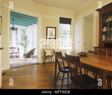Ein traditionelles Land Esszimmer mit einem großen Tisch und Stühle, eine Kommode und Gemälden an den Wänden. Stockfoto