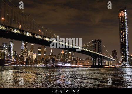 Hier mal einen Blick auf die Manhattan Bridge, Lower Manhattan und den East River von Dumbo. Brooklyn, 2018. Stockfoto