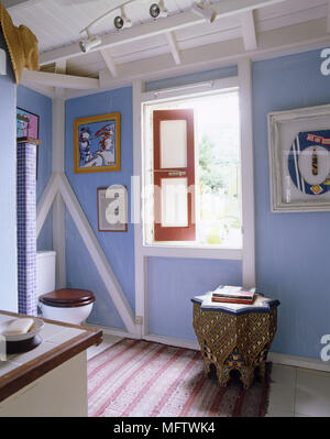 Blaue Badezimmer mit Wc im marokkanischen Stil seite Tabelle Bilder an der Wand und Fenster mit Fensterläden Stockfoto