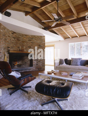 Großen gemauerten Kamin mit Holzbalken und Holzofen Stockfotografie - Alamy