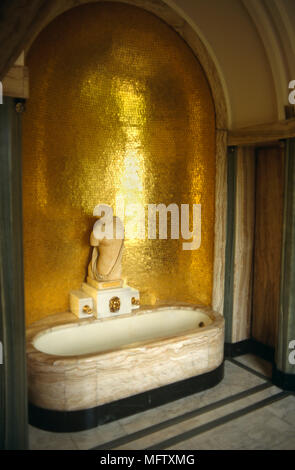 Marmorbadewanne im klassischen Stil Badezimmer Stockfoto