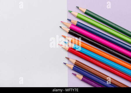 Zurück zu Schule - Schule und Büro Zubehör auf bunten Hintergründen Stockfoto