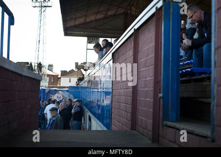 Fans auf der Haupttribüne und Gehäuse, die vor dem Spiel warm-up in Palmerston Park, Dumfries, bevor Königin des Südens hosted Dundee United in einem schottischen Meisterschaft fixture. Das Haus hat auf dem gleichen Boden seit seiner Gründung im Jahr 1919 gespielt. Queens gewann das Match mit 3-0 durch eine Masse von 1.531 Zuschauern verfolgt werden. Stockfoto