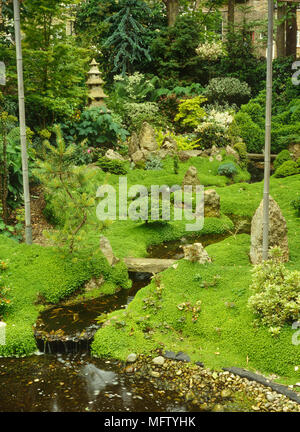 Stream läuft durch orientalischen Garten Stockfoto