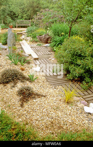 Ein Holz Garten weg mit Anpflanzungen von Allium schuberti und Polylepis kann man in der Umgebung Stockfoto