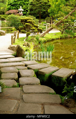Stein weg neben einem Teich Stockfoto
