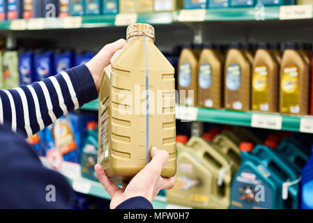 Männliche Käufer Öl für Auto Motor in Store Stockfoto