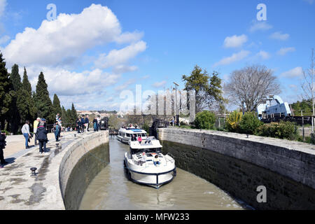 Die neun Schleusen von fonseranes (Neuf Ecluses de Fonseranes) auf dem Canal du Midi, Beziers, Herault, Languedoc, SW Frankreich April 2018. Die sperren lassen Boa Stockfoto