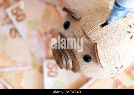 In der Nähe der türkischen Währung - Hohe Betrachtungswinkel von piggy Bank und 50 Lira Rechnung Banknoten im Hintergrund Stockfoto