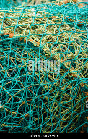 Fischernetze und Seile in Portsmouth Hafen in Großbritannien abgelegt. Stockfoto