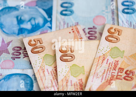 Türkische Währung - close-up von 50 und 100 Lira Rechnung Banknoten Stockfoto