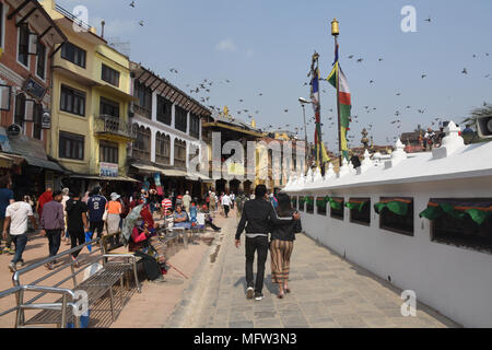 Kathmandu, Nepal - März 23, 2018: Paar zu Fuß rund um den Boudhanath Stupa Stockfoto