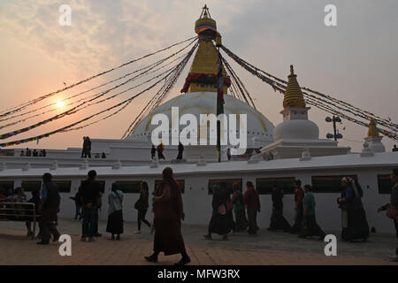 Kathmandu, Nepal - März 23, 2018: Sonnenuntergang am Boudhanat Stupa und Menschen zu Fuß rund um Stockfoto