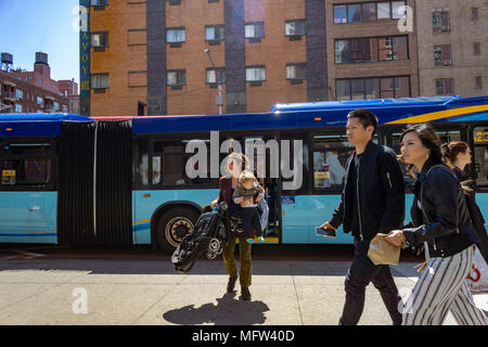 Passagiere und einen Bus Service Bus auf der M23 Route in Chelsea in New York am Montag, 23. April 2018. NYCTA Präsident Andy Byford angekündigt, die Bushaltestelle für den "Aktionsplan", eine umfassende Überarbeitung der Oberfläche Verkehrsmitteln einschließlich der Einführung der Doppelstockbusse, erhöhte Fähigkeit vor dem Einsteigen und eine App, um zu prüfen, ob Plätze verfügbar sind. Bus ridership hat sich in die Stadt verliebt. (Â© Richard B. Levine) Stockfoto