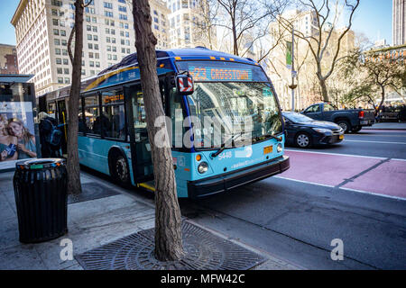 Passagiere und einen Bus Service Bus auf der M23 Route in Chelsea in New York am Montag, 23. April 2018. NYCTA Präsident Andy Byford angekündigt, die Bushaltestelle für den "Aktionsplan", eine umfassende Überarbeitung der Oberfläche Verkehrsmitteln einschließlich der Einführung der Doppelstockbusse, erhöhte Fähigkeit vor dem Einsteigen und eine App, um zu prüfen, ob Plätze verfügbar sind. Bus ridership hat sich in die Stadt verliebt. (Â© Richard B. Levine) Stockfoto