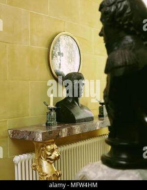 Detail der Skulptur auf einem Marmor Wandregal mit vergoldeten unterstützt. Stockfoto