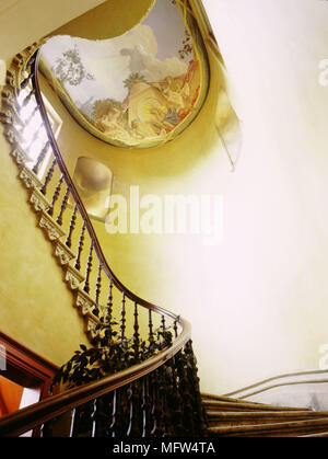 Low Angle View ein Deckengemälde oberhalb eines Grand Wendeltreppe an Christopher's Restaurant. Stockfoto